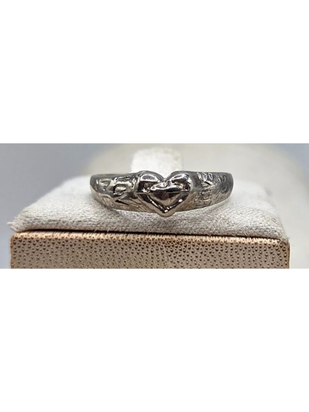 Silver Tone Heart Design Ring With Engraved Details Size 8